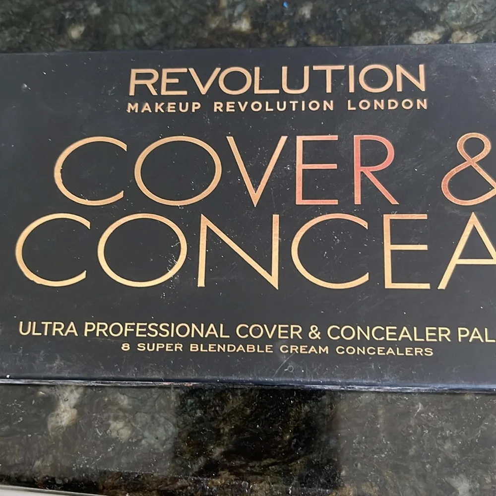 Makeup revolution London Concealer & Ultra Cover Palette 8 Shades Light NIB